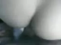 Papá sucio se folla a la novia adolescente de sus hijas en una fiesta de pijamas!