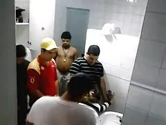¡Esta no es manera de tratar a una dama! ¡JAJAJA!