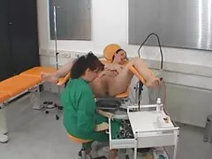 Chico afortunado atrapado tetona vecina mamá medio desnudo