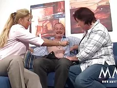 Limpiador de inodoro asiático golpeado por un extraño