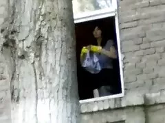 Pareja joven hace una película porno para obtener algo de efectivo
