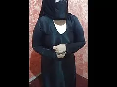 Chica morena flaca despierta a su novio para chupar su polla