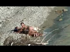 Chico y su novia están jugando con el coño de su amigo
