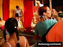 Chica de culo perfecto recibe atención especial