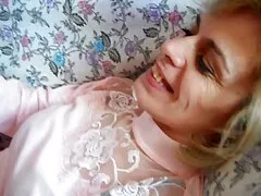 Nena pelirroja lujuriosa intenta una gran polla negra