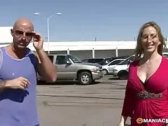 Madre madura tomó la virginidad del novio de las hijas