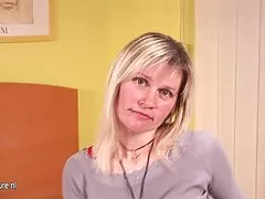 Arrancó la ropa de su compañera de clase y la follé en lágrimas