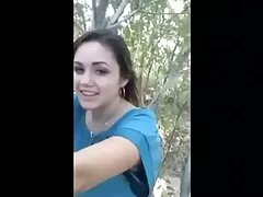 Intenta convencer a la hermana pequeña de su amigo para que se la folle