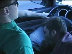Mamá sorprendida encontró amigo de su hijo drogado en el baño
