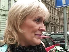 Linda chica rubia pierde virginidad con un chico experimentado