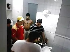 Esposa abofetea a su marido y la golpea duro en venganza