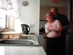 Chica nerd seduce y se folla a su mejor amiga
