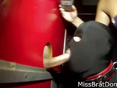 Linda chica asiática intenta una polla gigante