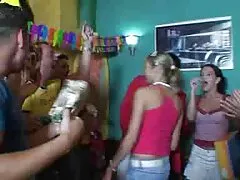 Chica borracha follada en una fiesta