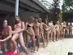 Milf tetona sorprendida con el tamaño de la polla de un vecino