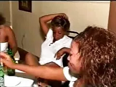 Cuatro chicos cachondos se turnan en un adolescente universitario travieso
