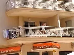Esposa me ayuda a castigar a nuestra niñera mientras duerme