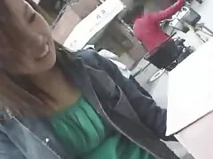 Hermosa asistente morena follada duro por su jefe