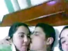 Belleza árabe tetona juega con su coño delicioso