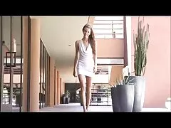 Madura cachonda seduce a un chico adolescente en la cocina