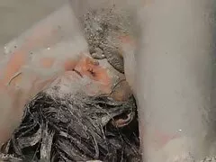 Tan apretado que apenas cabe dentro de su vagina