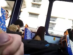 Mamá sorprendida atrapó a su hija dándole la cabeza a su amante