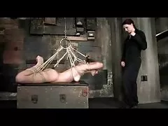 Nena virgen grita de dolor durante la penetración