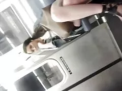 Joven belleza chupa la polla de su mejor amigo novio