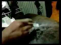 ¡Chico pervertido ataca a una joven milf en el vestuario!