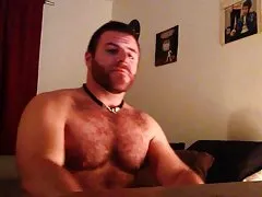 Chico agarra a la criada madura por el culo en la cocina