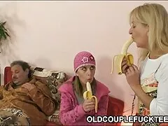 Milf está haciendo el chico vecino mientras duerme.