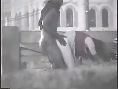 Chica intentó perder la virginidad sola pero ...