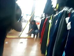 No seas tímido, chicos, solo soy tu madre amiga