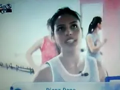 Caliente morena adolescente mostrando sus jugosas tetas en público