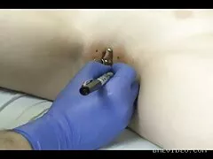 Dos putas asiáticas calientes follan a un chico blanco