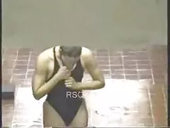 Ama de casa asiática obtiene su coño mojado perforado y creampied