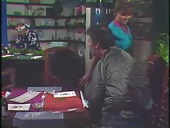 Adolescente cachonda sorprendió al amigo de los papás en la cocina